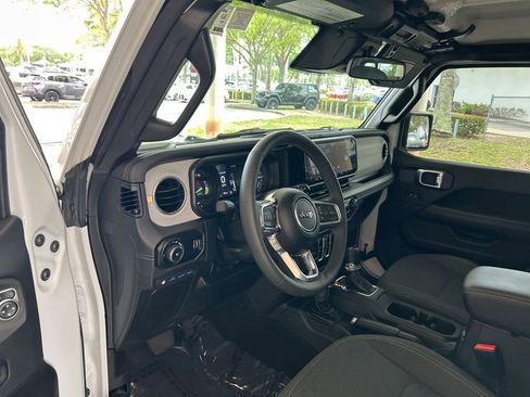 Used 2025 Jeep Wrangler Unlimited Sahara image 6