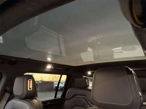 Used 2022 Rivian R1S Launch Edition image 14