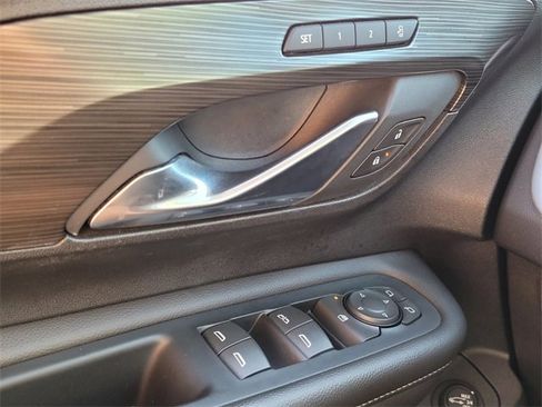 Used 2023 GMC Terrain SLT image 29