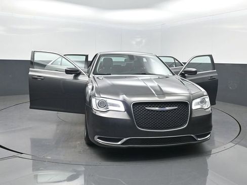 Used 2019 Chrysler 300 Touring L w/ Quick Order Package 22F image 38