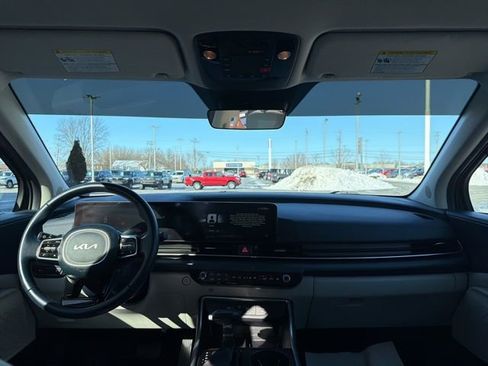 Used 2025 Kia Carnival EX image 10