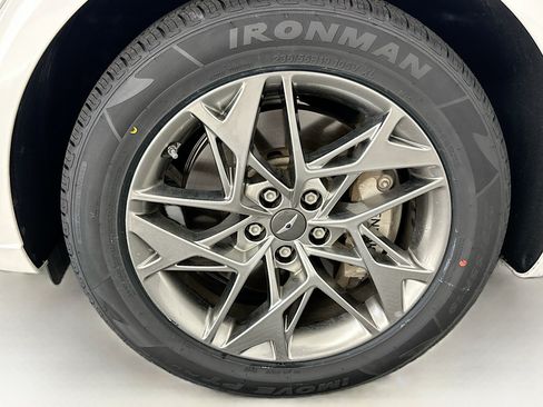 Used 2025 Genesis GV70 2.5T AWD/4WD image 11