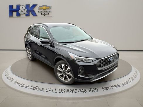 Used 2025 Ford Escape Platinum AWD/4WD image 2