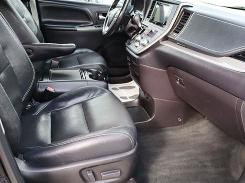 Used 2016 Toyota Sienna SE image 11