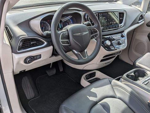 Used 2024 Chrysler Pacifica Touring-L image 16