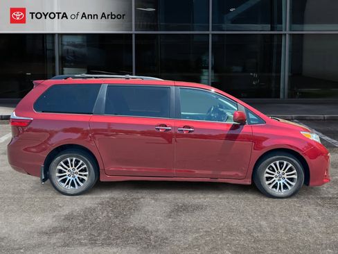 Used 2020 Toyota Sienna XLE w/ XLE Navigation Package FWD image 5