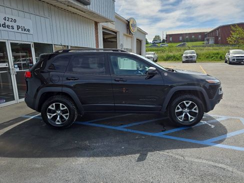 Used 2016 Jeep Cherokee Trailhawk w/ Cold Weather Group AWD/4WD image 7