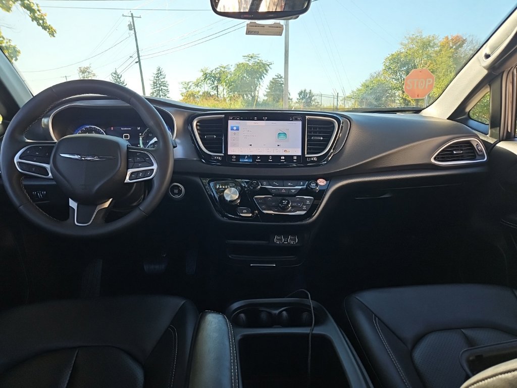 Used 2025 Chrysler Pacifica Select FWD image 5