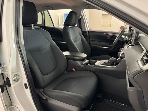 Used 2019 Toyota RAV4 LE AWD/4WD image 34