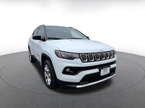 Used 2025 Jeep Compass Limited AWD/4WD image 3