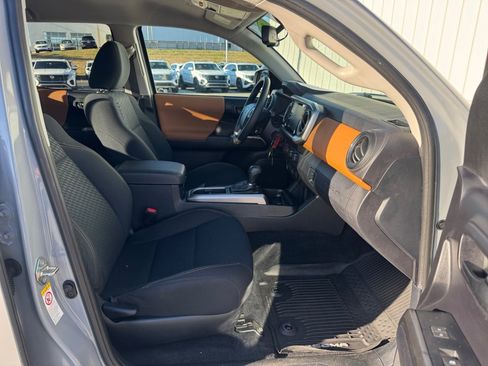 Used 2020 Toyota Tacoma SR5 image 31