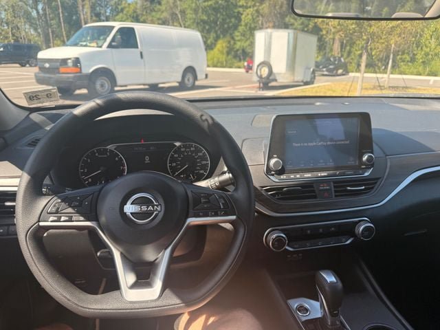 Used 2025 Nissan Altima 2.5 SV FWD image 2