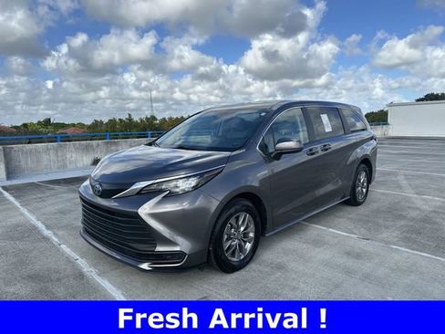 Used 2024 Toyota Sienna LE image 17