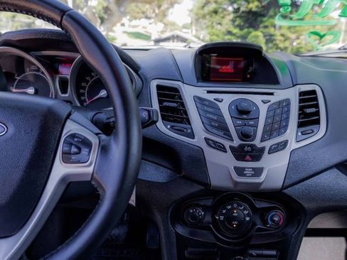 Used 2013 Ford Fiesta SE image 23