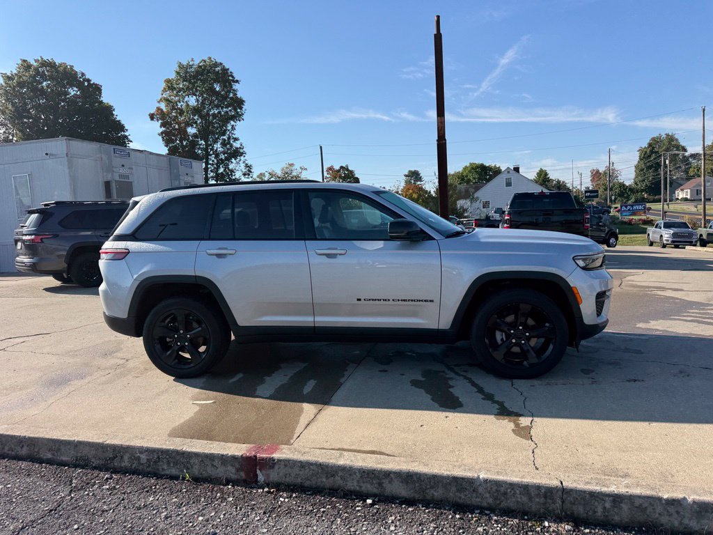Used 2023 Jeep Grand Cherokee Altitude AWD/4WD image 5