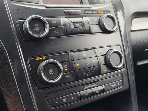 Used 2019 Ford Explorer XLT image 40