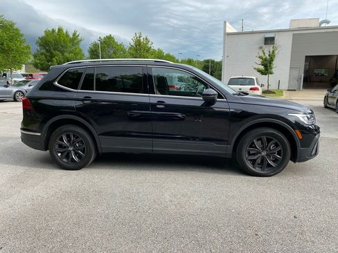 Used 2024 Volkswagen Tiguan SE w/ Panoramic Sunroof Package FWD image 8