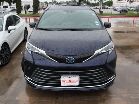 Used 2025 Toyota Sienna Platinum AWD/4WD image 3
