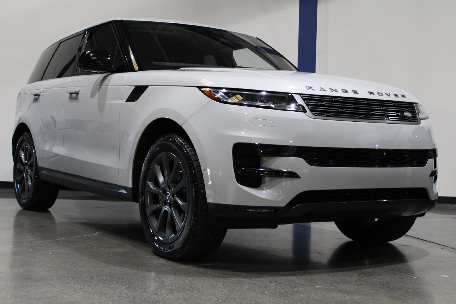 Used 2023 Land Rover Range Rover Sport SE AWD/4WD image 3