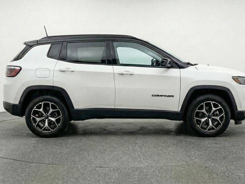 Used 2025 Jeep Compass Limited image 11