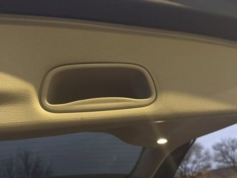 Used 2023 Chrysler Pacifica Limited w/ Uconnect Theater Family Group image 32