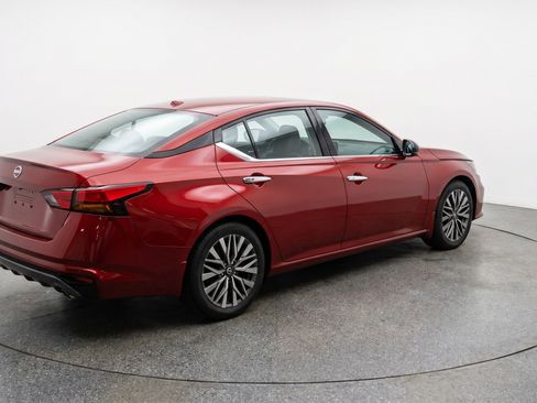 Used 2025 Nissan Altima 2.5 SV FWD image 9