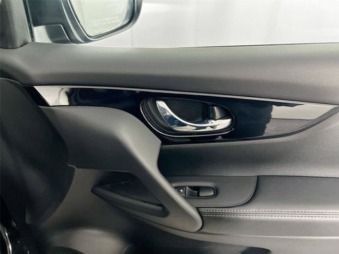 Used 2022 Nissan Rogue Sport SL w/ Premium Package image 28