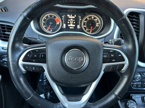 Used 2018 Jeep Cherokee Latitude Plus w/ Comfort/Convenience Group AWD/4WD image 23