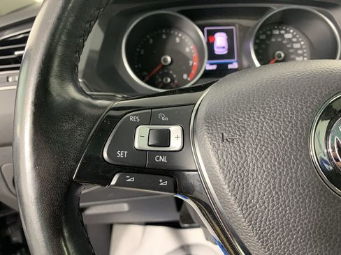 Used 2018 Volkswagen Tiguan SE w/ Panoramic Sunroof Package FWD image 18