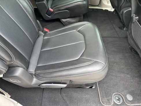 Used 2024 Chrysler Pacifica Touring-L FWD image 18