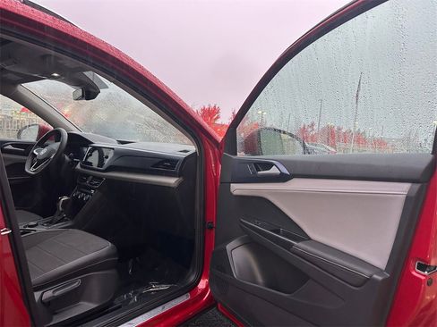 Used 2024 Volkswagen Taos SE image 11