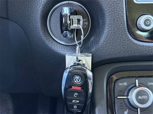 Used 2015 Volkswagen Touareg Sport image 23