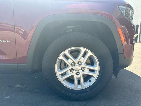 Used 2023 Jeep Grand Cherokee Laredo AWD/4WD image 12