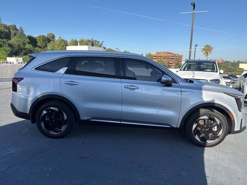 Used 2025 Kia Sorento EX image 4