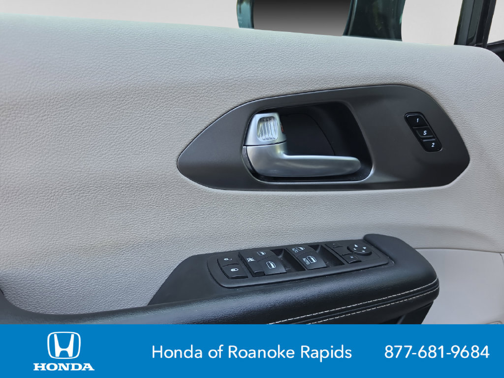Used 2024 Chrysler Pacifica Touring-L FWD image 11