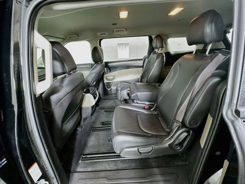 Used 2025 Kia Carnival FWD image 25