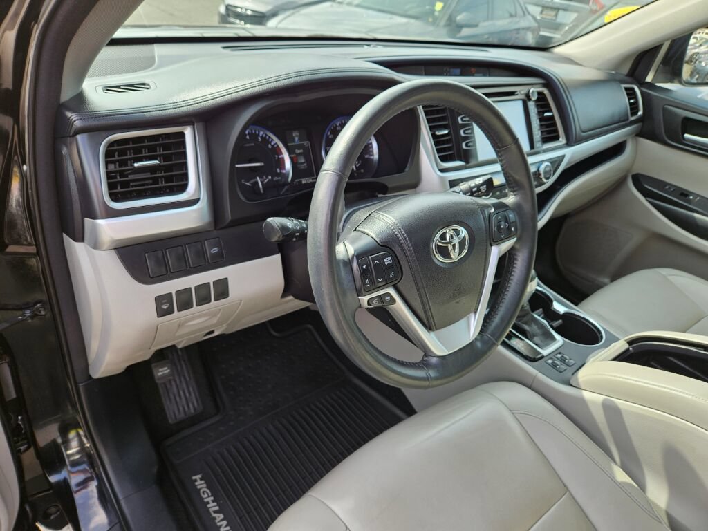 Used 2015 Toyota Highlander XLE AWD/4WD image 18