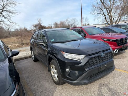 Used 2021 Toyota RAV4 XLE w/ Convenience Package image 5