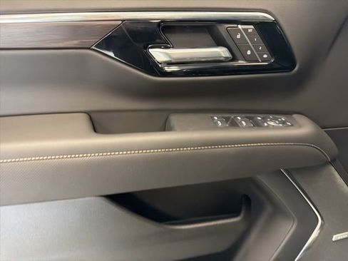 New 2026 Chevrolet Suburban Premier image 20