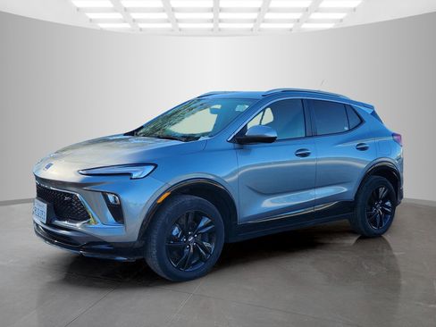 Used 2024 Buick Encore GX Sport Touring image 3