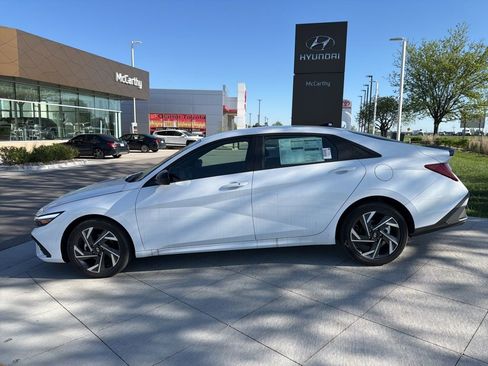 New 2025 Hyundai Elantra SEL FWD image 2