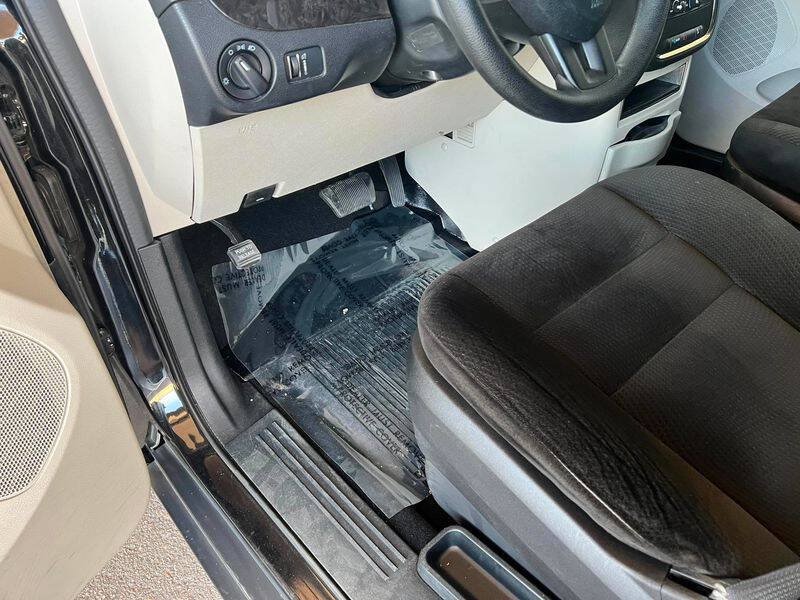 Used 2016 Dodge Grand Caravan SXT FWD image 19