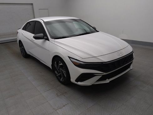 Used 2025 Hyundai Elantra Sport image 13