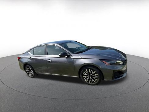 Used 2026 Nissan Altima 2.5 SV FWD image 2