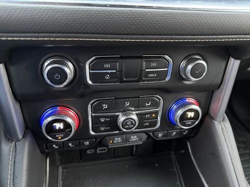 Used 2024 GMC Yukon XL SLT image 10