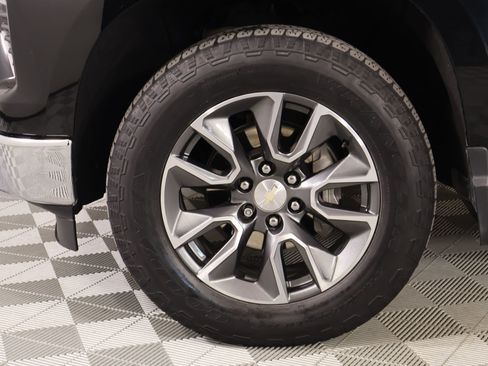 Used 2022 Chevrolet Silverado 1500 LT w/ Z71 Off-Road Package image 18