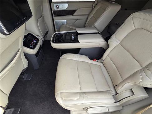 Used 2019 Lincoln Navigator Reserve image 19