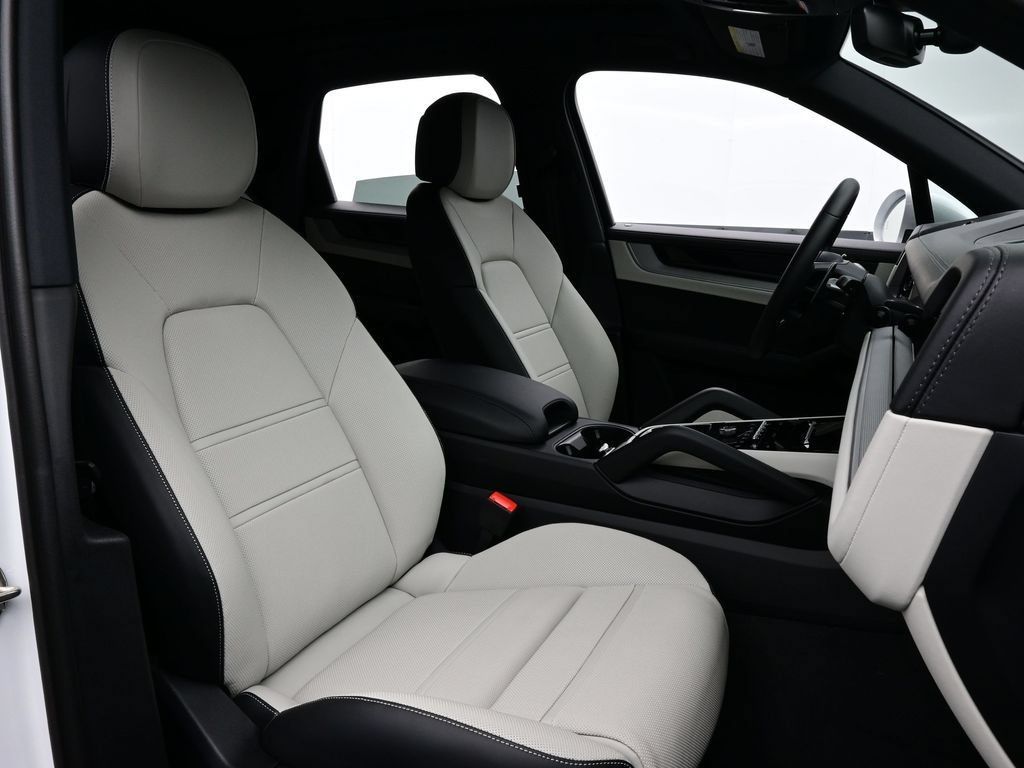 Certified 2025 Porsche Cayenne E-Hybrid AWD/4WD image 18