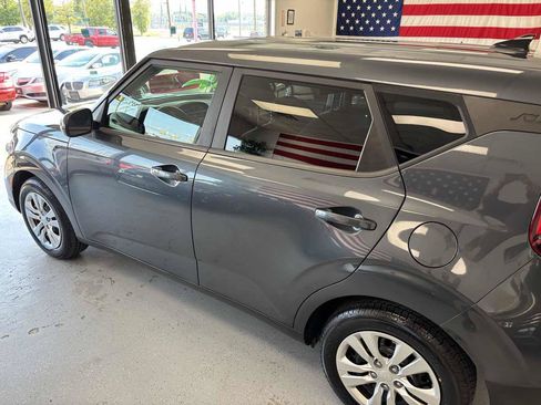 Used 2022 Kia Soul LX FWD image 3