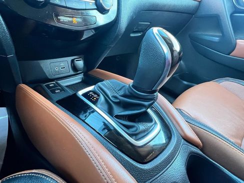 Used 2019 Nissan Rogue SL w/ Premium Package image 16